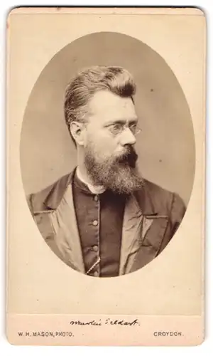 Fotografie W. H. Mason, Croydon, Portrait Herr im Anzug mit Zwickerbrille und Vollbart