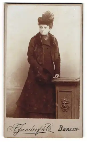 Fotografie A. Jandorf & Co., Berlin, Frau Marie Eichstädt im Winterkleid mit Muff und Federhut, 1900