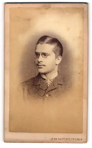 Fotografie Jean Baptiste Feilner, Bremen, junger Strudent Alfred Schaper im Anzug mit Zirkel als Krawattennadel