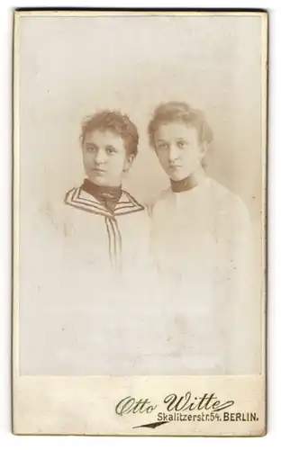 Fotografie Otto Witte, Berlin, zwei junge Frauen Martha und Friede Döring in hellen Kleidern