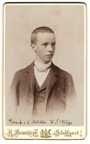 Fotografie A. Brandseph, Stuttgart, junger Knabe Konrad im karierten Anzug mit Kurzhaarschnitt, 1893