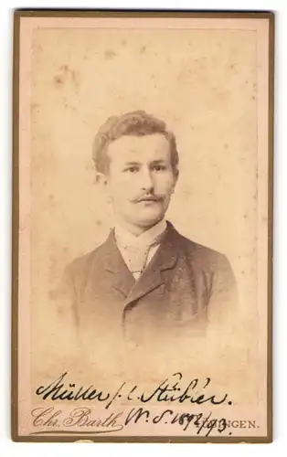 Fotografie Chr. Barth, Tübingen, junger Mann Herr Müller im Anzug mit Mustasch, 1893