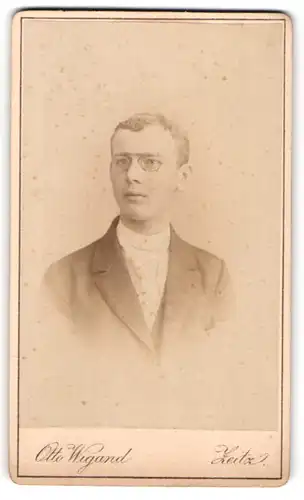 Fotografie Otto Wigand, Zeitz, junger Mann Herr Gutschmuths mit Zwickerbrille, 1894