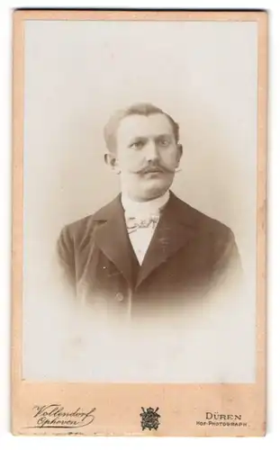 Fotografie Vollendorf Ophoven, Düren, Oberstr. 35, Herr Otto Neumann im Anzug mit Mustasch