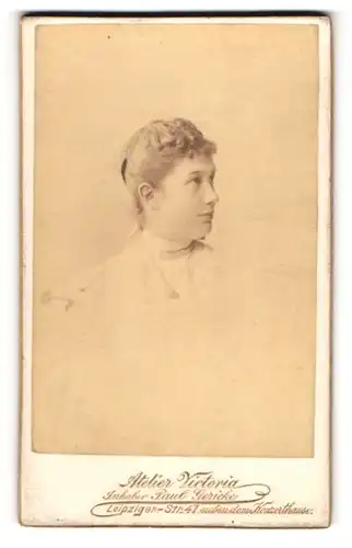 Fotografie Paul Gericke, Leipzig, Portrait Frau Meyer im hellen Kleid mit Locken, 1896