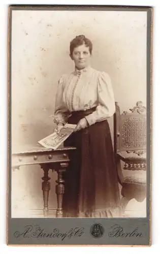 Fotografie A. Jandorf & Co., Berlin, junge Frau Clara Eichstädt mit Zeitschrift in der Hand