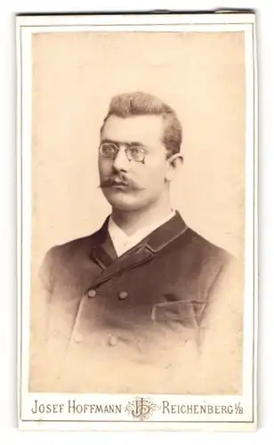 Fotografie Josef Hoffmann, Reichenberg i. B., Portrait Herr im dunklen Anzug mit Zwickerbrille