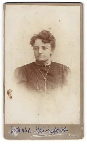 Fotografie A. Jandorf & Co., Berlin, Portrait Frau Marie Eichstädt im Kleid mit Halskette