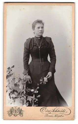 Fotografie Osw. Schmidt, Pirna, Portrait junge Frau Olga Mühle im dunklen Kleid