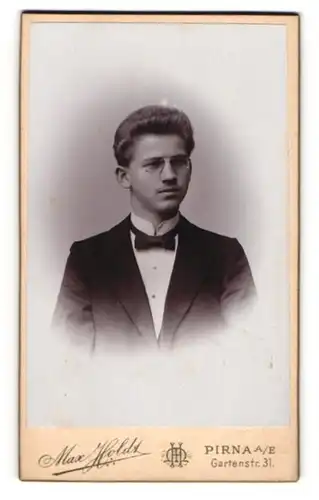 Fotografie Max Holdt, Pirna a. d. E., junger Mann Theodor Hauswald im Anzug mit Zwickerbrille