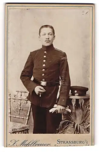 Fotografie J. Mehlbreuer, Strassburg i. E., Steinwallstrasse 56, Soldat in Uniform mit Zigarre