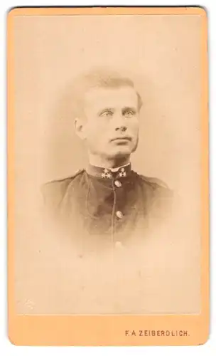 Fotografie F. A. Zeiberdlich, Theresienstadt, K. u. K. Soldat in Uniform mit drei Sternen
