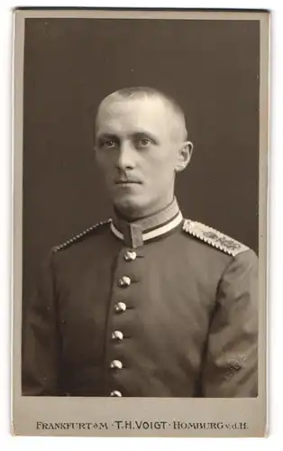 Fotografie T. H. Voigt, Frankfurt a. M., Kaiserstrasse 6, Einjährig-Freiwilliger Uffz. in Gardeuniform