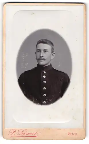 Fotografie P. Seinert, Trier, Brodstrasse 45, Soldat in Uniform mit Schnurrbart
