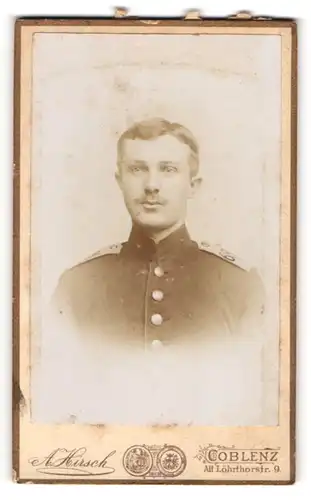 Fotografie Atelier Hirsch, Coblenz, Alt Löhrthor-Strasse 9, Soldat des Rgt. 68 in Uniform