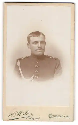 Fotografie W. Müller, Germersheim a. Rh., Soldat des Rgt. 17 in Uniform mit Schützenschnur