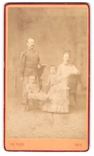 Fotografie Ad. Russ, Königgrätz, K. u. K. Soldat in Uniform mit Familie