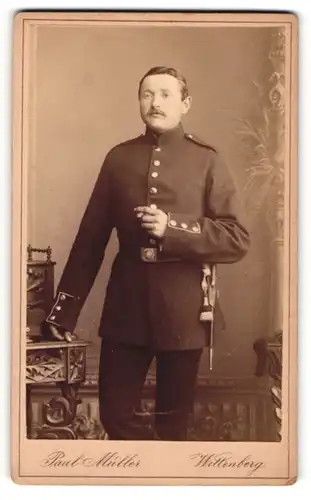 Fotografie Paul Müller, Wittenberg, Collegienstrasse 22, Soldat in Uniform mit Bajonett und Portepee