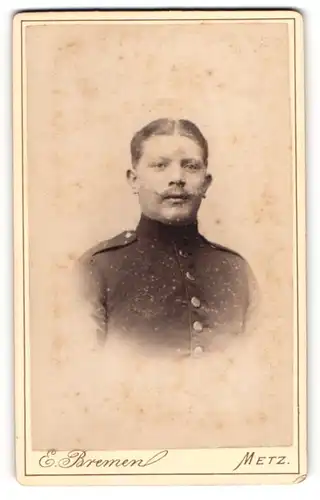 Fotografie E. Bremen, Metz, Gartenstrasse 23, Soldat in Uniform mit Schnurrbart