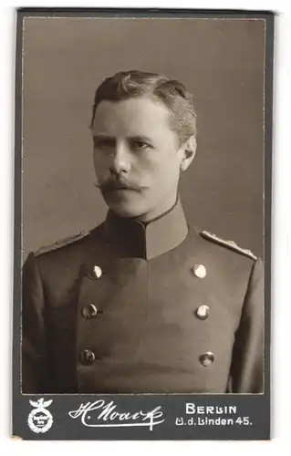 Fotografie H. Noack, Berlin, Unter den Linden 45, Preussischer Soldat in Uniform