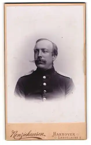 Fotografie Fr. Renziehausen, Hannover, Langelaube 2, Soldat in Uniform mit Schnurrbart