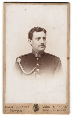 Fotografie Friedr. Schneider, Mühlhausen i. Th., Friedrichstrasse 33, Uffz. in Uniform mit Schützenschnur