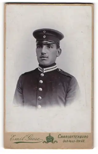 Fotografie Emil Giese, Charlottenburg, Schloss-Strasse 68, Preussischer Soldat in Gardeuniform
