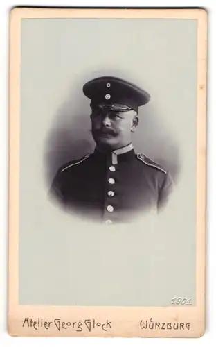 Fotografie Georg Glock, Würzburg, Kaiserstrasse 9, Einjährig-Freiwilliger Uffz. des Rgt. 9 in Uniform