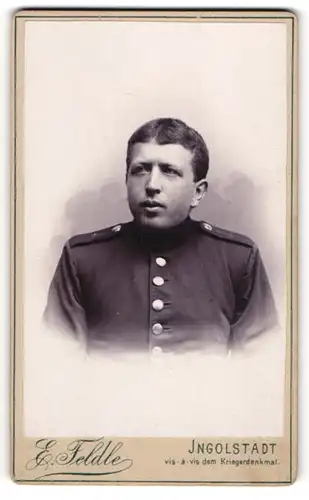 Fotografie E. Feldle, Ingolstadt, Harderstrasse 101, Soldat in Uniform Rgt. 1