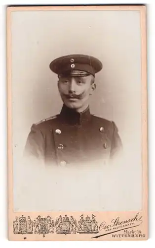 Fotografie Oscar Strensch, Wittenberg, Markt 14, Soldat in Uniform mit Schnurrbart