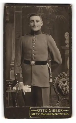 Fotografie Otto Sieber, Metz, Diedenhofenerstrasse 105, Soldat des Rgt. 8 in Uniform mit Bajonett