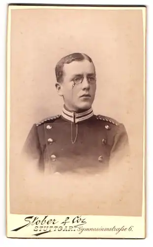 Fotografie Stober & Co., Stuttgart, Gymnasiumstrasse 6, Einjährig-Freiwilliger Soldat in Gardeuniform