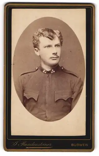 Fotografie J. Rundensteiner, Budweis, Parkstrasse 33, K. u. K. Soldat in Uniform mit drei Sternen