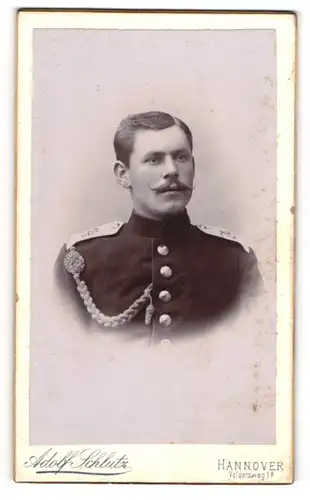 Fotografie Adolf Schlutz, Hannover, Volgersweg 1 B, Soldat des Rgt. 74 in Uniform mit Schützenschnur