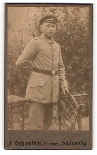 Fotografie J. Vahlendick, Schleswig, Soldat in Feldgrau-Uniform