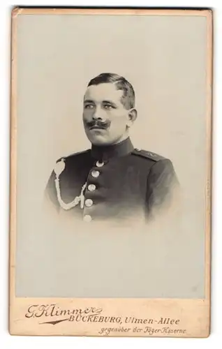 Fotografie G. Klimmer, Bückeburg, Ulmen-Allee, Soldat des Rgt. 2 in Uniform mit Schützenschnur