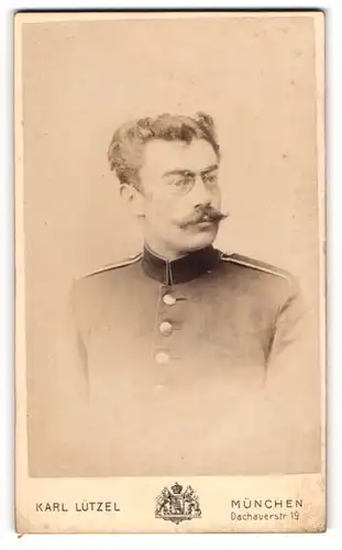 Fotografie Karl Lützel, München, Soldat in Uniform Rgt. 8 mit Zwickerbrille und Mustasch
