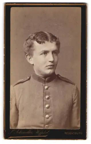 Fotografie P. Schindler, Regensburg, junger Knabe als Soldat in Uniform