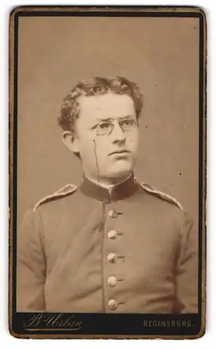 Fotografie B. Urban, Regensburg, Einjährig-Freiwilliger in Uniform mit Zwickerbrille