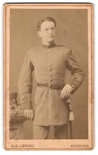 Fotografie Aug. Lorenz, München, Einjährig-Freiwilliger in Uniform mit Bajonett und Portepee