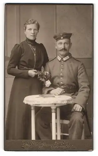 Fotografie Ad. Winkler, Görlitz, sächsischer Soldat in Feldgrau Uniform mit Krätzchen nebst seiner Frau