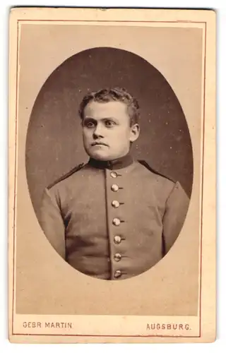 Fotografie Gebr. Martin, Augsburg, Soldat in heller Uniform