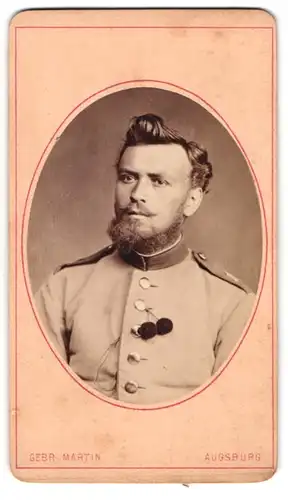 Fotografie Gebr. Martin, Augsburg, K.u.K. Soldat in Uniform Rgt. 1 mit Vollbart