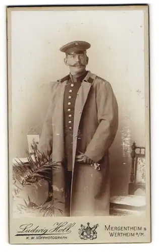 Fotografie Ludwig Holl, Mergentheim, Einjährig-Freiwilliger Uffz. in Uniform mit Mantel