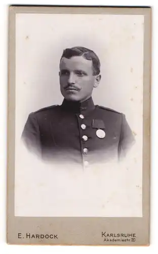 Fotografie E. Hardock, Karlsruhe, Akademiestr. 20, Soldat in Uniform mit Orden an der Brust