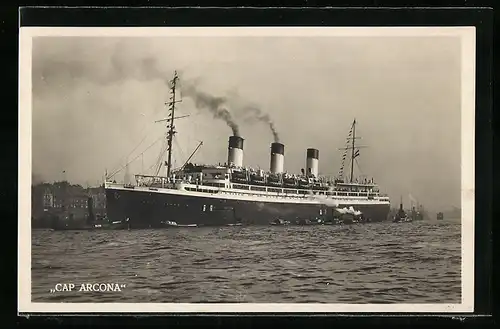 AK Dampfer Cap Arcona im Hafen mit Schleppern