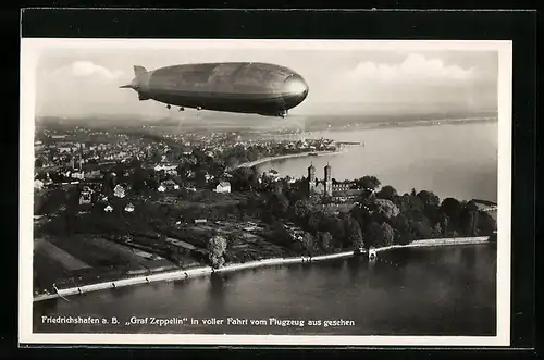 AK Friedrichshafen /Bodensee, Graf Zeppelin in voller Fahrt vom Flugzeug aus gesehen