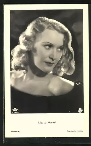 AK Schauspielerin Marte Harell im schulterfreien Kleid