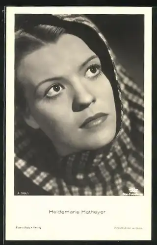 AK Schauspielerin Heidemarie Hatheyer mit Kapuze