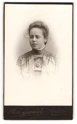 Fotografie Carl Sandels, Stockholm, Portrait junge Dame im karierten Kleid mit Amulett